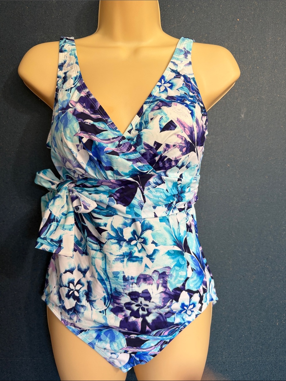 Tommy Bahama size 6 one piece like new swimsuit